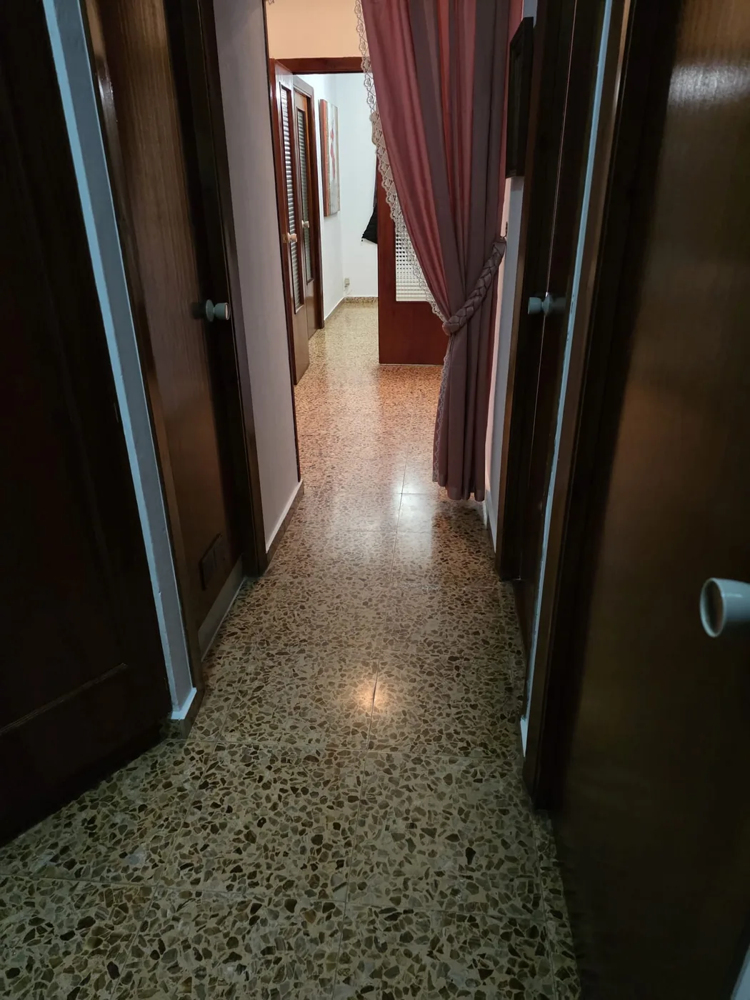 Corredor con terrazo resbaladizo antes de la reforma