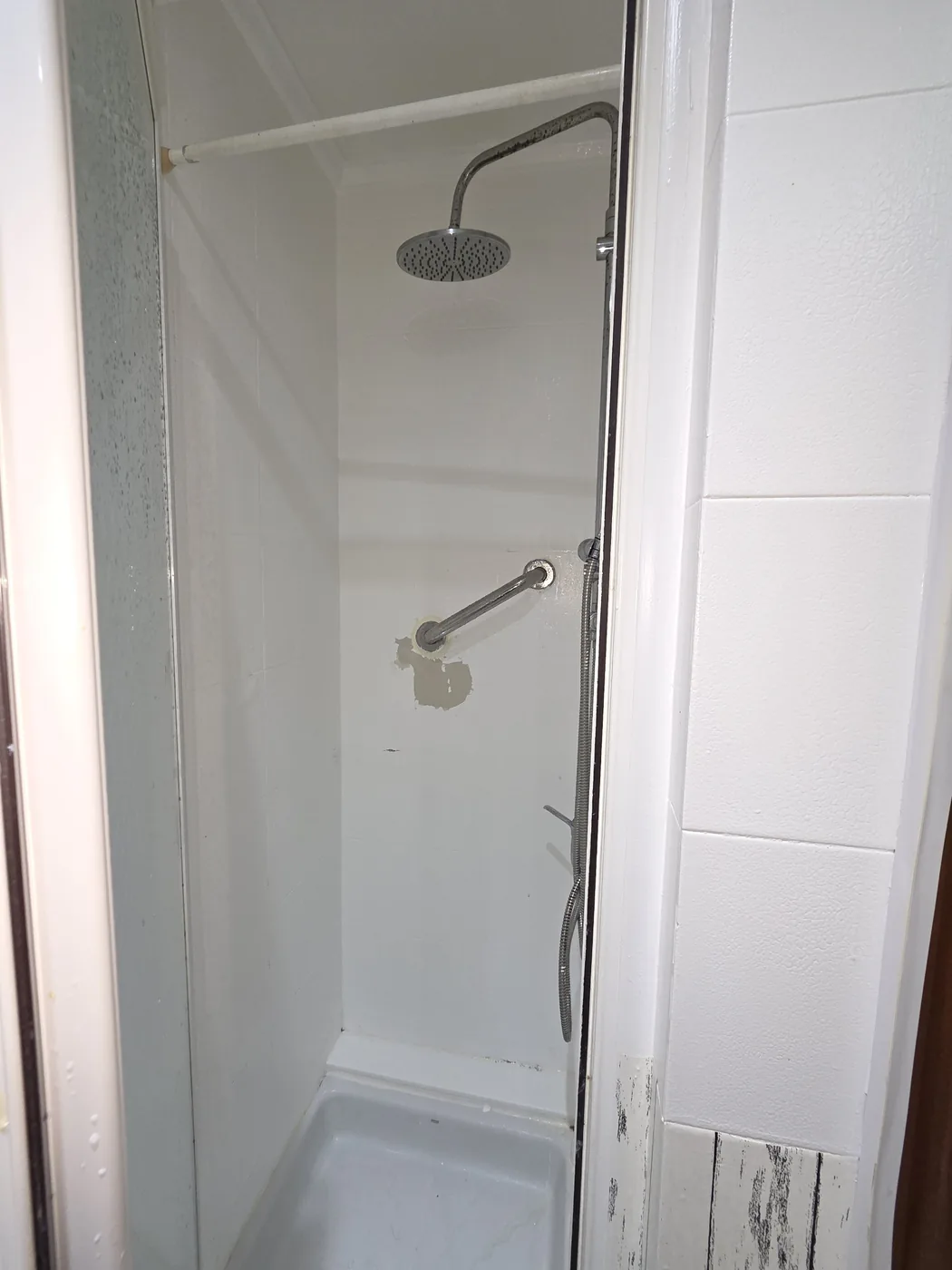 Zona de ducha del baño de Deusto durante la obra