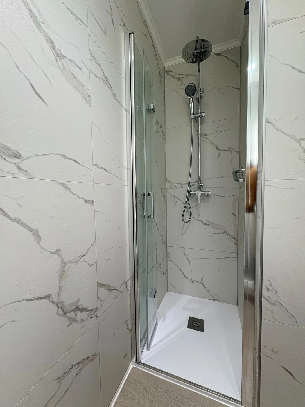 Ducha nueva con mampara en el baño reformado de Deusto