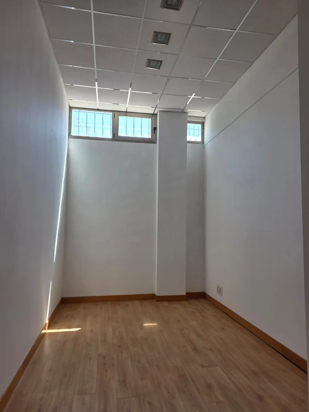 Local pintado en blanco con nueva iluminación