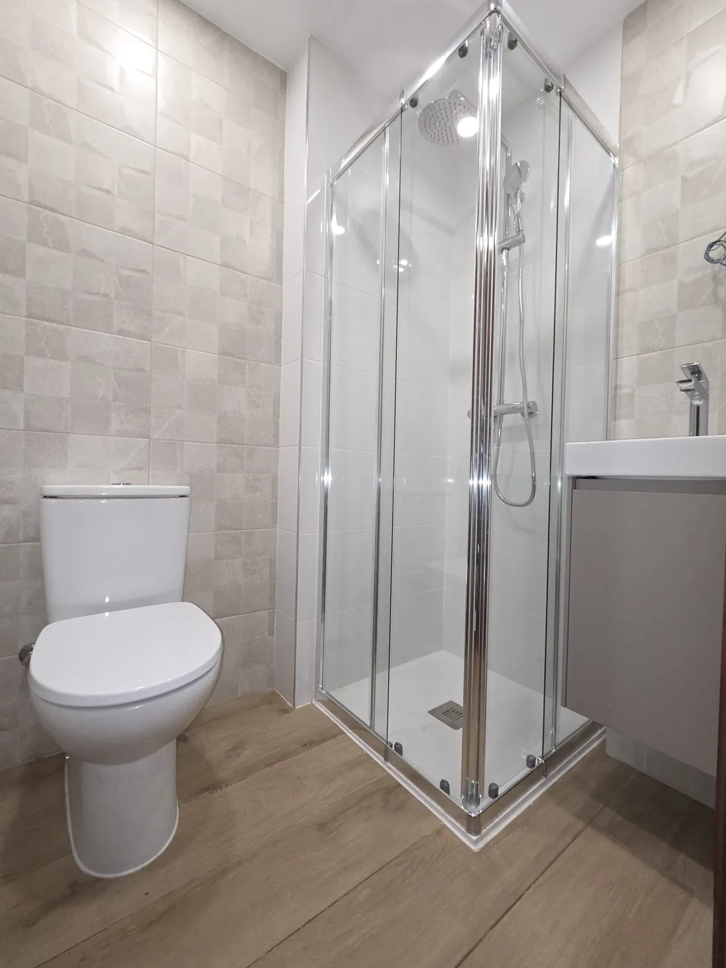 Baño principal reformado en Santutxu, con plato de ducha y azulejo claro