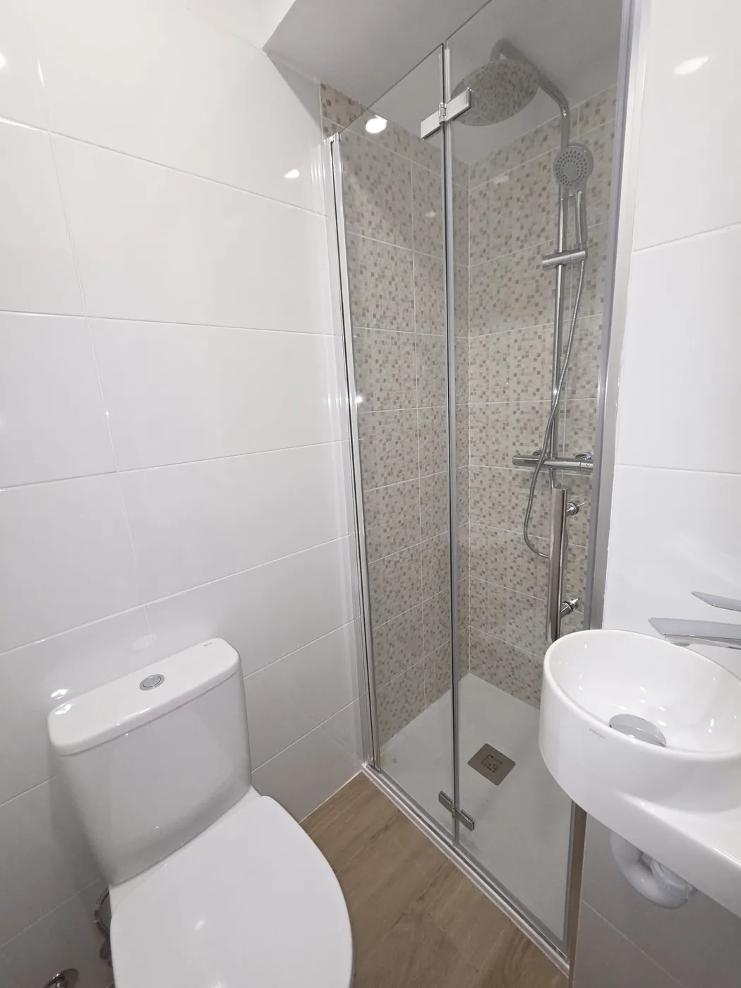 Segundo baño reformado con ducha y azulejo decorativo