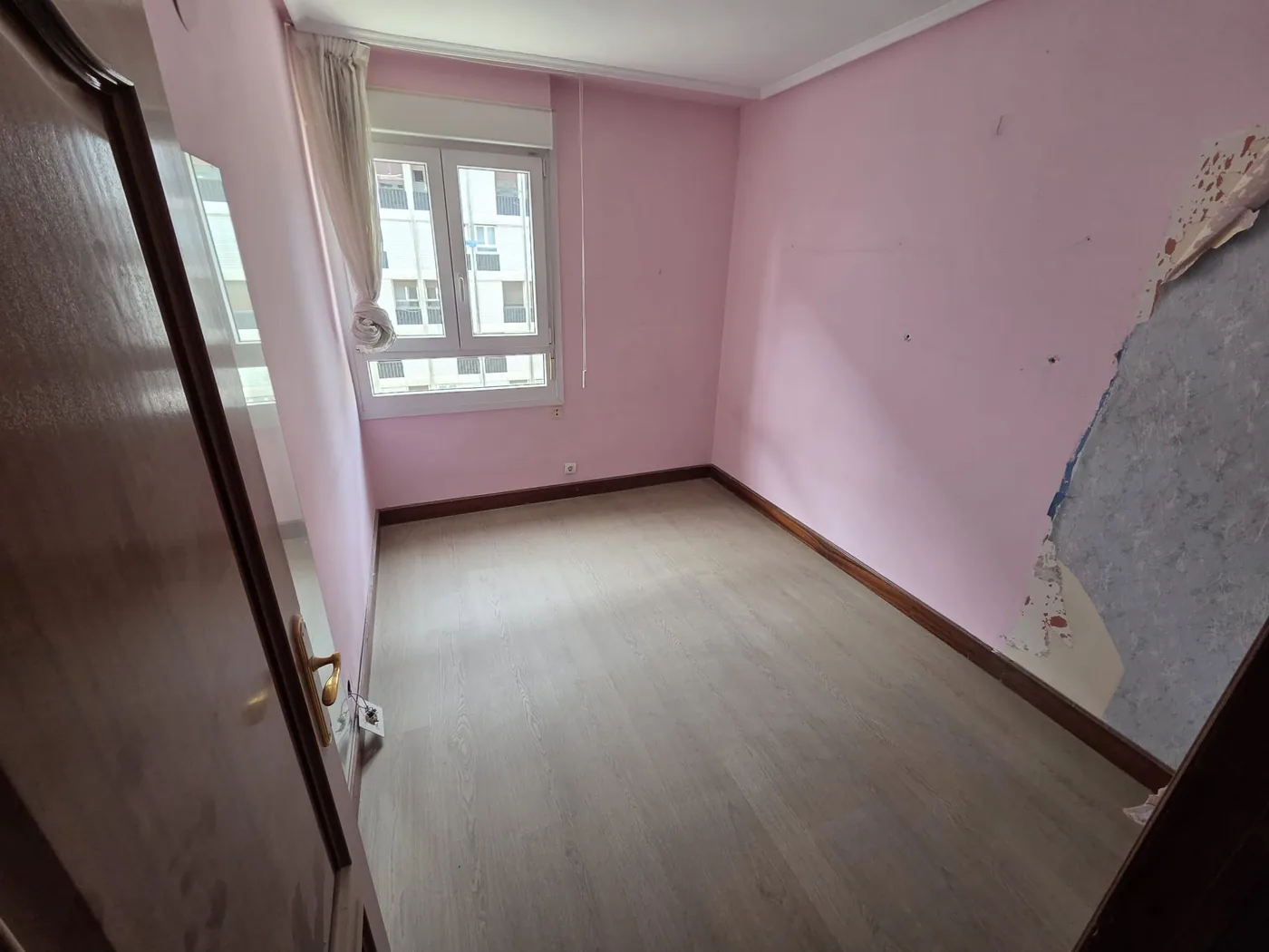 Dormitorio reformado con tarima laminada nueva