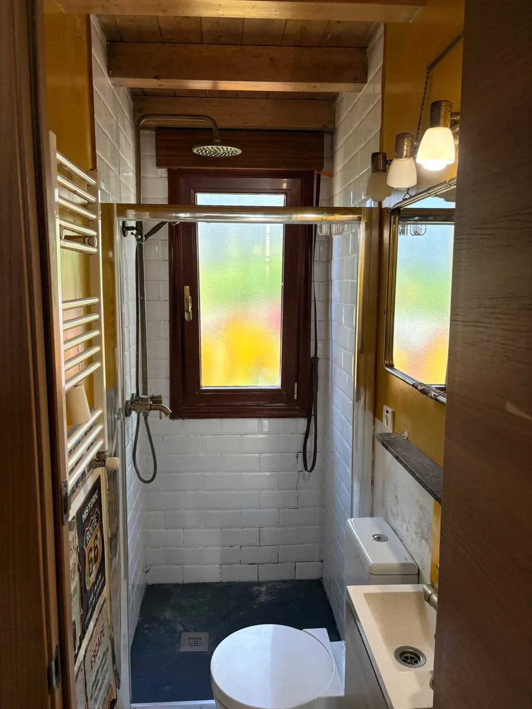Baño de Trápaga antiguo y con humedad antes de la reforma
