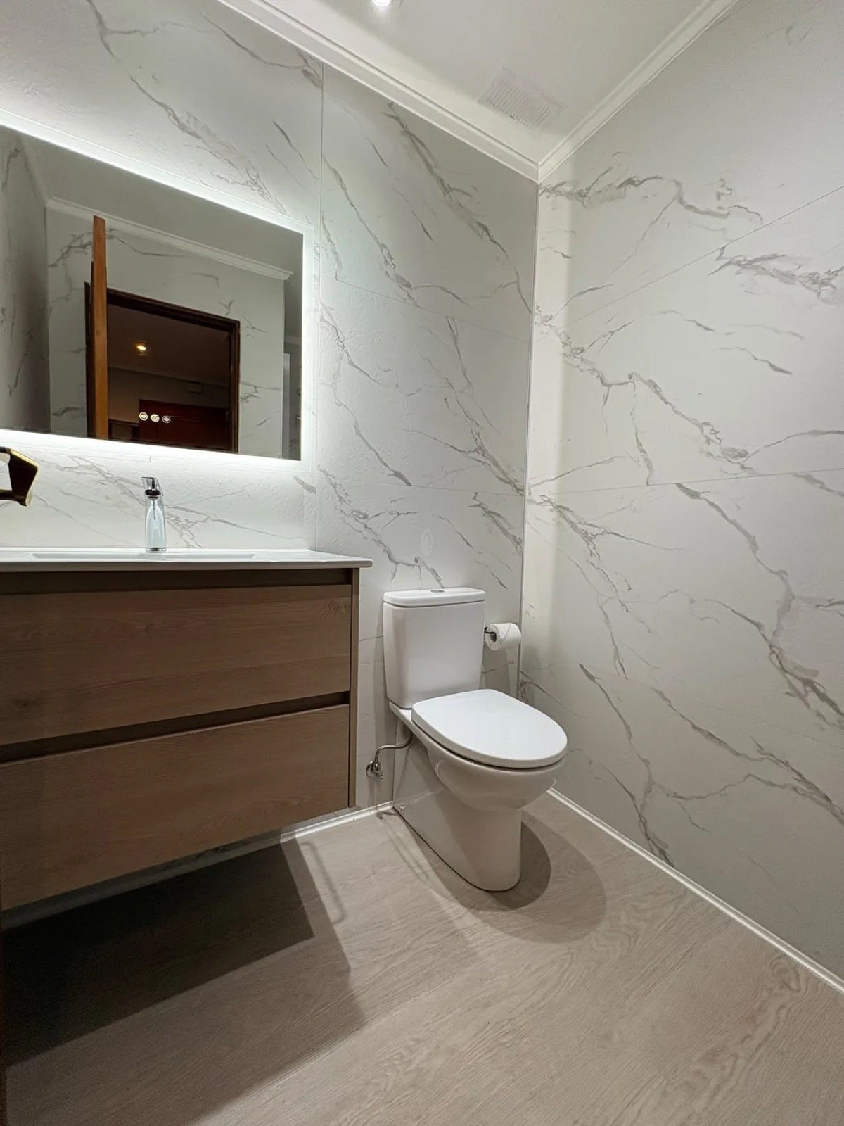 Ba&ntilde;o reformado en Bilbao, zona de lavabo