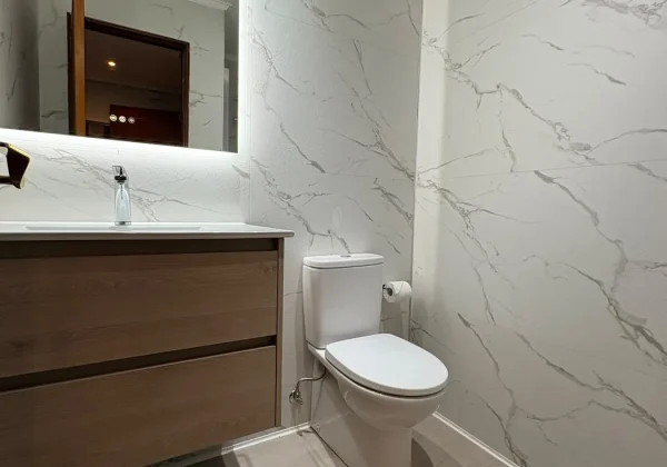 Baño reformado en Deusto, zona de lavabo con revestimiento tipo mármol