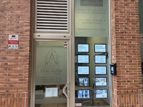 Entrada de la oficina de Xarlantek en Bilbao (Deusto)