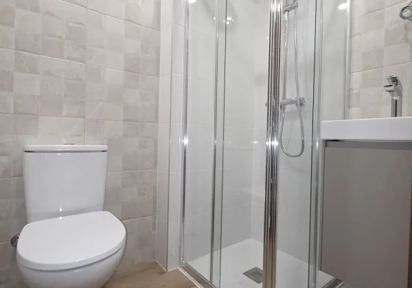Baño principal reformado en Santutxu, con plato de ducha y azulejo claro