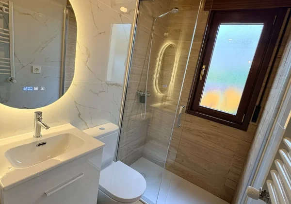 Baño de Trápaga reformado, luminoso e impermeabilizado